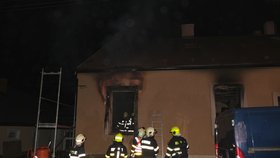 Z hořícího domku ve Vítkově, který sloužil jako ubytovna, hasiči zachránili čtyři lidi, pátému pomohli sousedé.