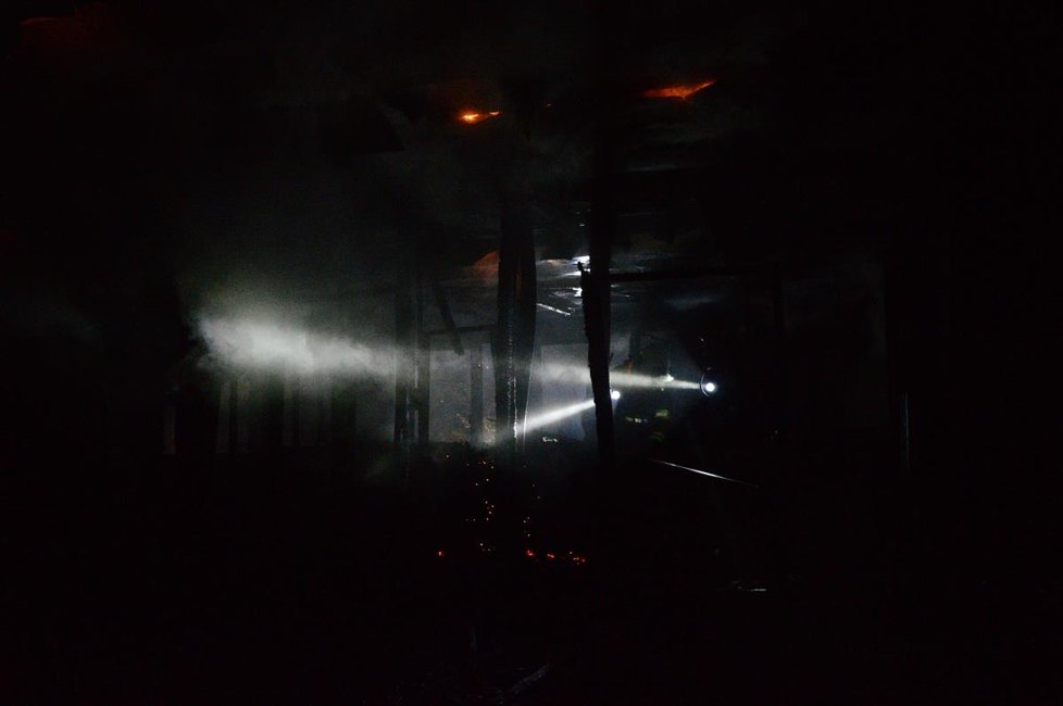 Celých 15 hodin zasahovaly desítky jednotek hasičů u požáru bývalé ubytovny v Šanově na Znojemsku. Podařilo se jim přitom zachránit z plamenů jednoho bezdomovce.
