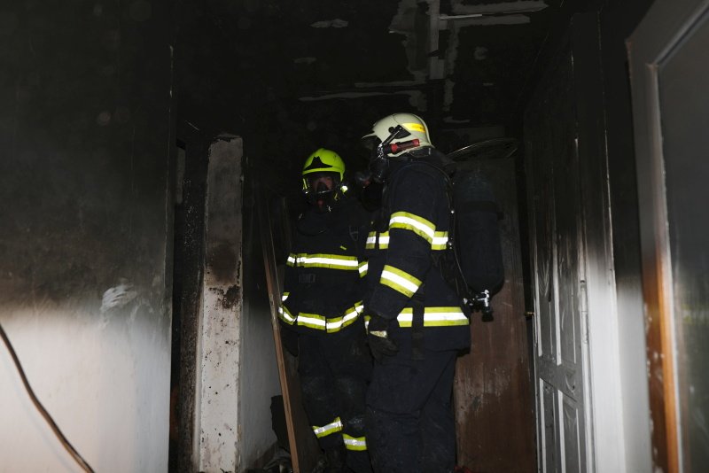 Z hořícího domku ve Vítkově, který sloužil jako ubytovna, hasiči zachránili čtyři lidi, pátému pomohli sousedé.