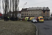 Ničivý požár domu v Ústí nad Labem: Několik dětí bylo zraněno, hasiči obyvatele zachraňovali ze střechy