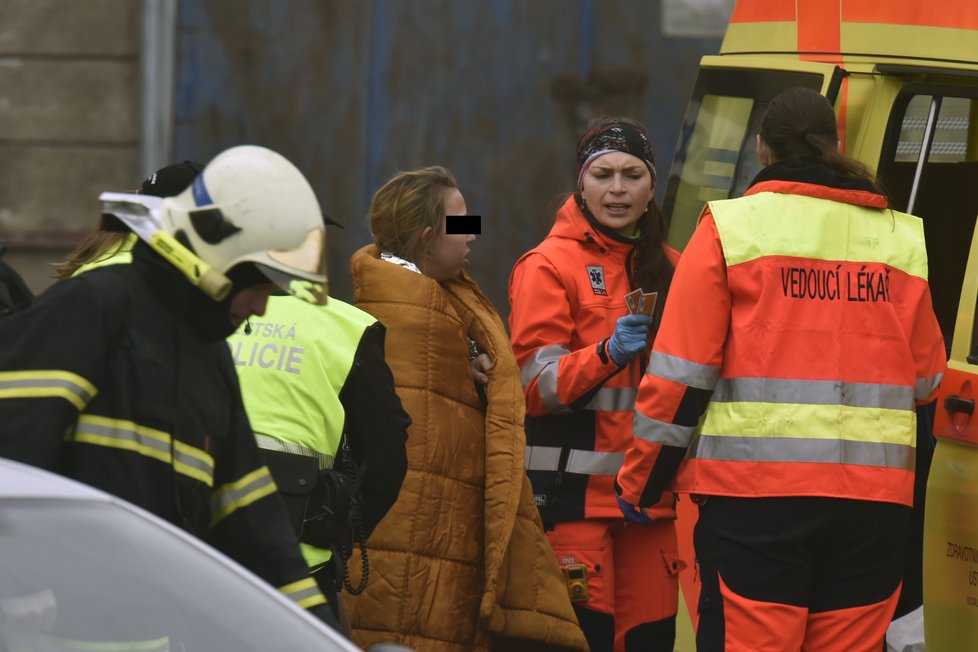 Ničivý požár domu v Ústí nad Labem: Několik dětí bylo zraněno.