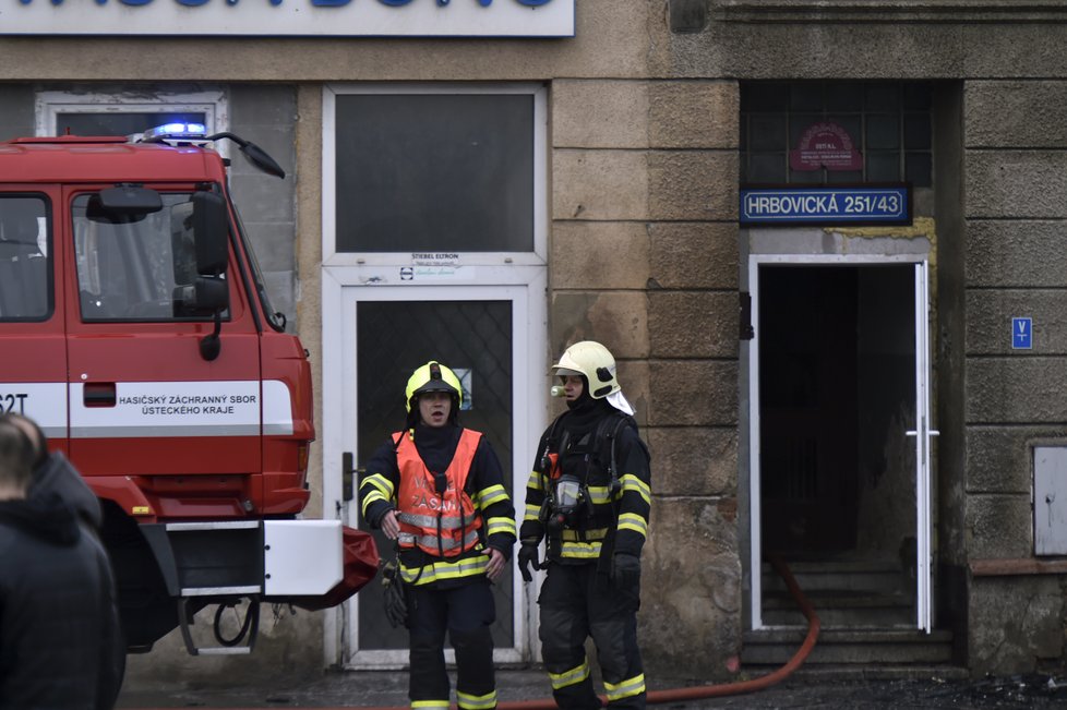 Ničivý požár domu v Ústí nad Labem: Několik dětí bylo zraněno.