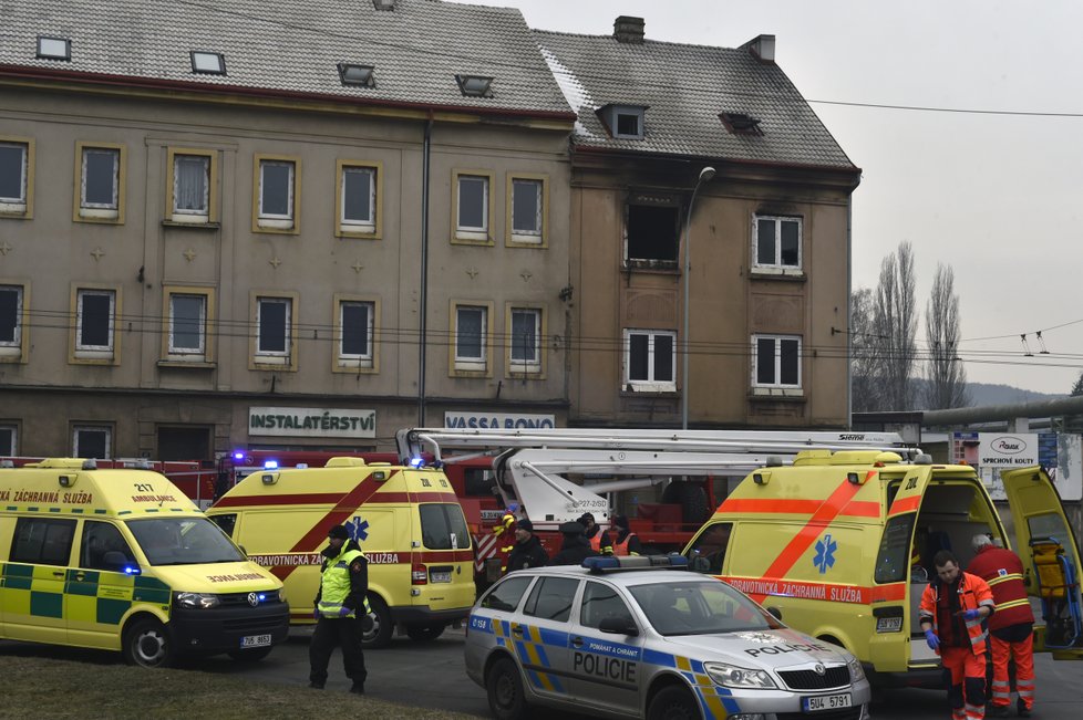 Ničivý požár domu v Ústí nad Labem: Několik dětí bylo zraněno.