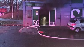 Do baru na autobusovém nádraží ve Zlíně někdo vhodil neznámý předmět. Při následném požáru se jeden člověk zranil, policie pátrá po pachateli.