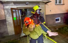 Jen málo chybělo k tragédii při požáru paneláku ve Frýdku-Místku. Té zabránili hasiči! Ven z pekla pomohli 17 lidem, včetně seniorů a dětí. A také kočce...