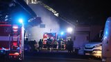 Noční požár na Žižkově: Hořel sklad s nábytkem, škoda je 1,5 milionu korun