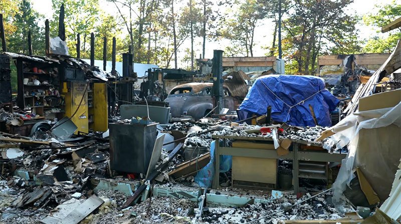 Požár zničil dílnu muži, který 50 let renovuje klasiky