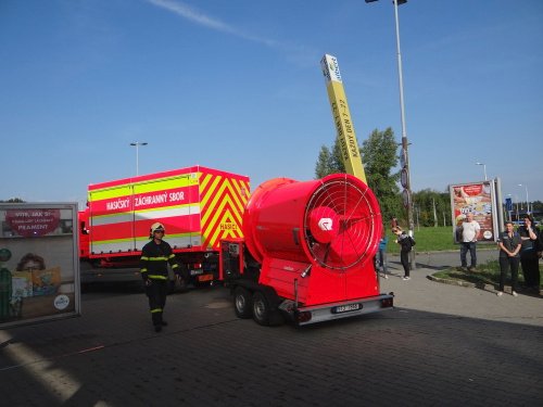 V supermarketu v Ostravě hořelo. Evakuováno muselo být několik desítek lidí. Silný kouř hasiči rozháněli obřím ventilátorem.