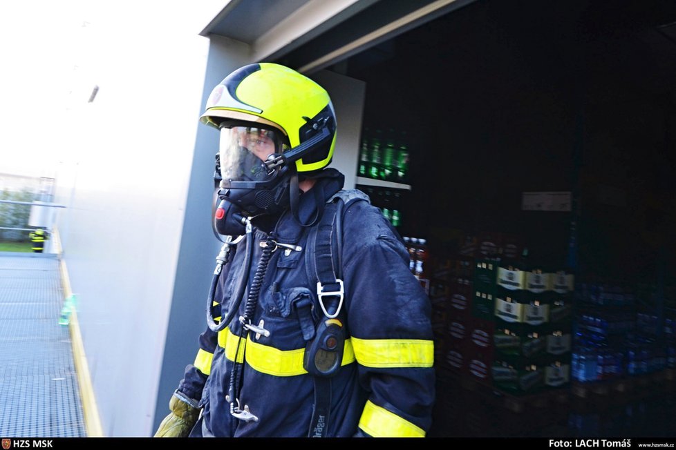 V supermarketu v Ostravě hořelo. Evakuováno muselo být několik desítek lidí. Silný kouř hasiči rozháněli obřím ventilátorem.