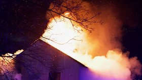 Požár rodinného domu v Olomouci-Chválkovicích.