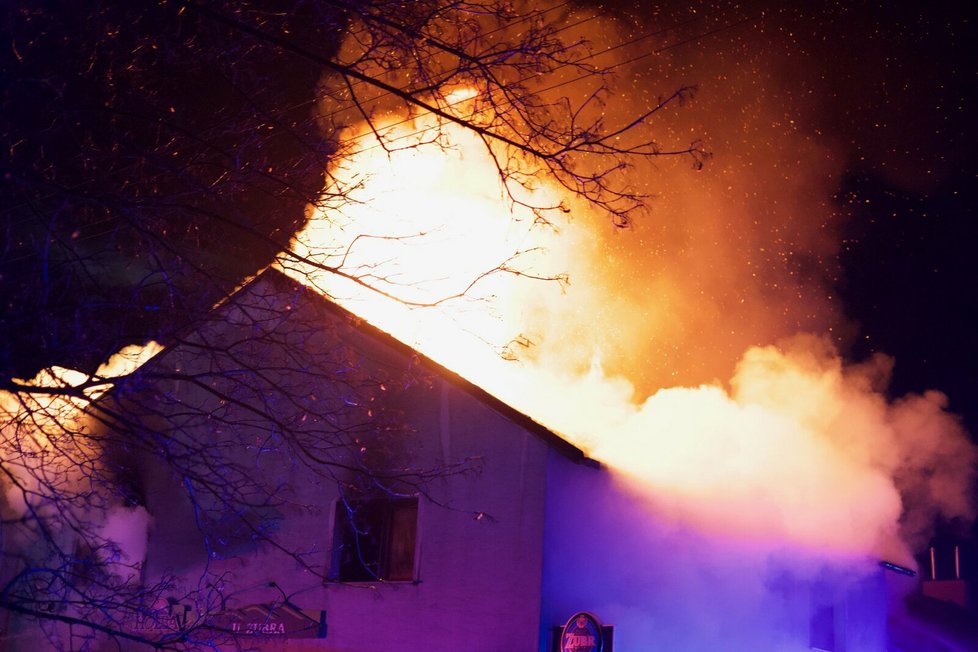 Požár rodinného domu v Olomouci-Chválkovicích.