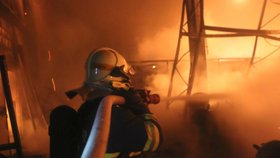 Obří požár haly v Olomouci: Byl vyhlášen druhý stupeň poplachu!
