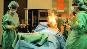 Žena začala lékařům při operaci hořet: „Vzplála jako pochodeň,“ popsal děsivé scény na sále poslanec