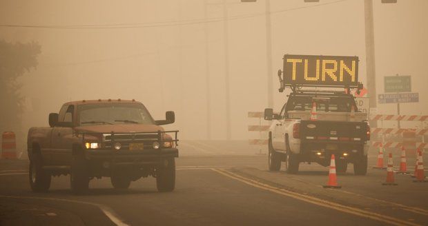 Oregon evakuuje tisíce lidí, ničivé požáry na západě USA mají už 15 obětí