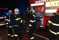 V ostravské ubytovně propukl požár: Hasiči zachraňovali 100 lidí, mezi nimi i malé děti