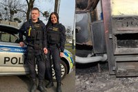 Stáli na balkoně a volali o pomoc: Policisté Klára a Jiří vyvedli devět lidí ze zakouřeného pekla