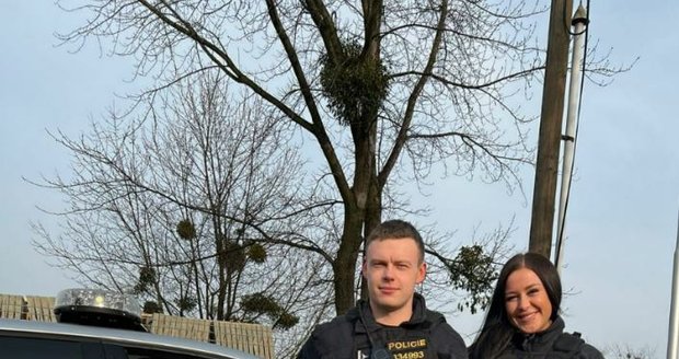 Policisté Jiří (24) a Klára (22). Ta odvážný zásah sama odnesla zraněním.