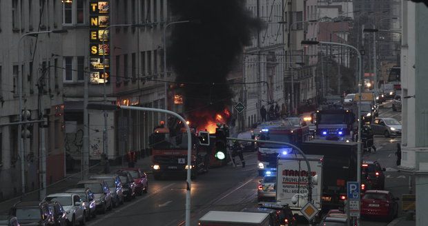 Palmovkou se linul černý dým: Na Sokolovské hořel kontejner náklaďáku