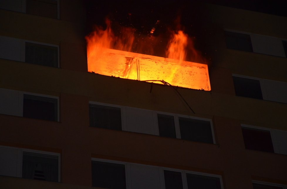 Noční požár bytu v Kladně zabil ženu: Popálený muž vyběhl ven! 14 zraněných, stovky evakuovaných.