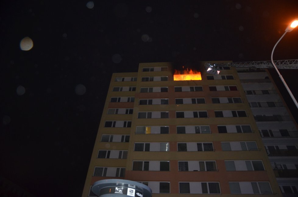 Noční požár bytu v Kladně zabil ženu: Popálený muž vyběhl ven! 14 zraněných!