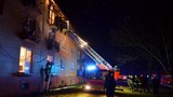 Záhadný požár ve sklepě uvěznil v paneláku 30 lidí: Hasiči je zachraňovali žebříkem z oken