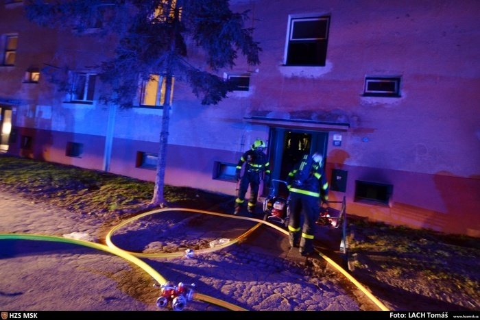 Požár ve sklepě uvěznil v Ostravě 30 lidí v paneláku.