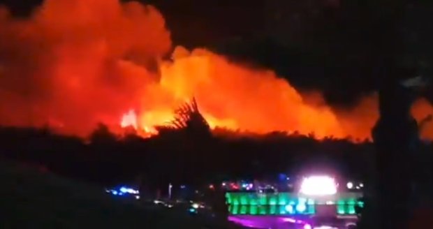 Dovolenkový ráj Čechů v plamenech. Na chorvatském ostrově evakuovali 10 tisíc lidí