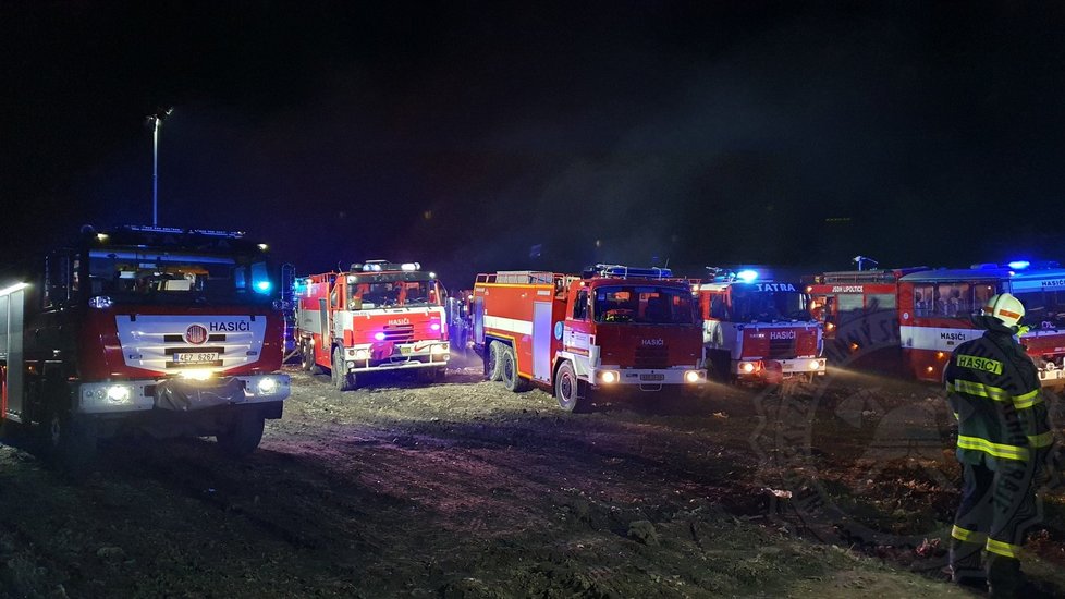 Požár skládky na Pardubicku.