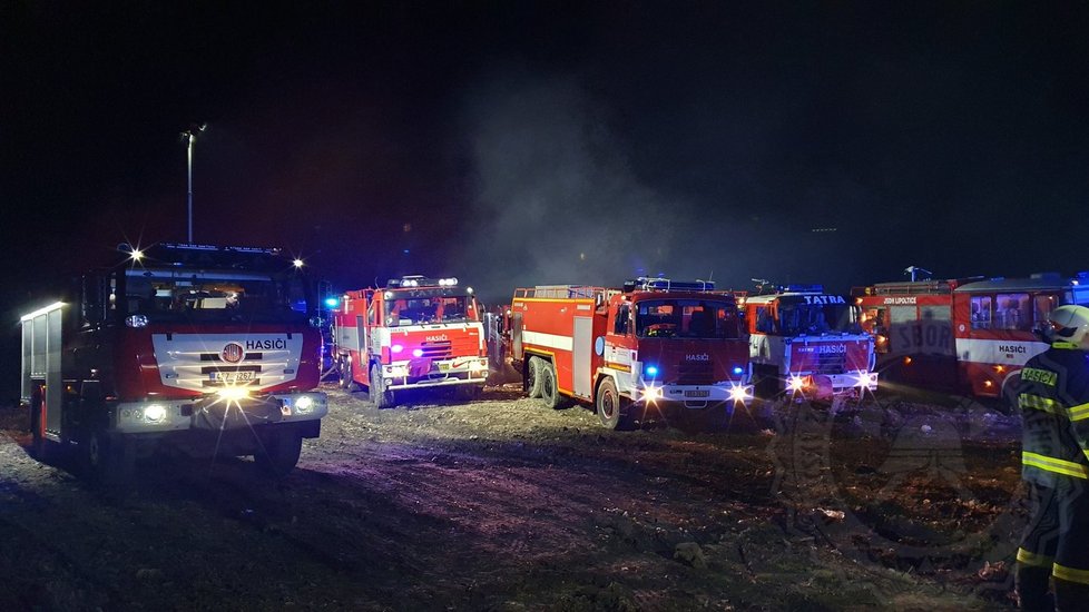 Požár skládky na Pardubicku.