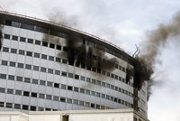 Hořela budova francouzského rozhlasu. Svědci slyšeli mohutné exploze