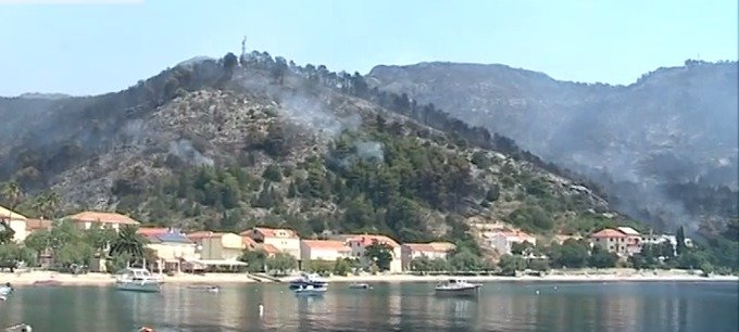Požár na Pelješaci ohrožuje oblíbená letoviska.