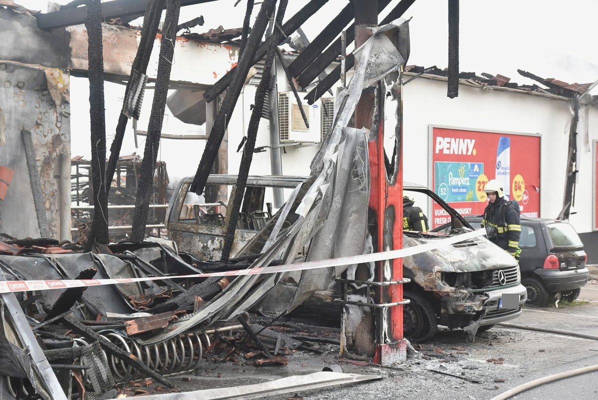 Požár supermarketu v Chodově na Sokolovsku. (6.11.2022)
