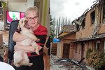 Romana Pospíšilová (55) z Rýmařova s pejskem Denisem, který rodině zachránil život. Penzion Mary lehl popelem.