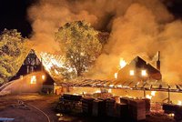 Požár zasáhl pilu na Rychnovsku, hasiči vyhlásili třetí stupeň požárního poplachu