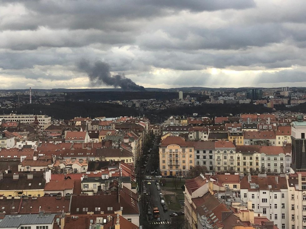 Požár v Písnici ze Žižkovské věže, 4. 12. 2018