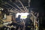 Několik jednotek hasičů zasahovalo u požáru rodinného domu v pražské Písnici. (25. června 2022)