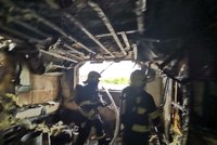 Požár v Písnici: Horní patro rodinného domu úplně vyhořelo, škoda je 2 milionu korun