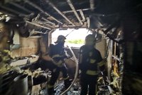 Požár v Písnici: Horní patro rodinného domu úplně vyhořelo, škoda je 2 milionu korun
