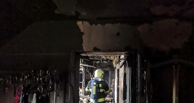 Několik jednotek hasičů zasahovalo u požáru rodinného domu v pražské Písnici. (25. června 2022)