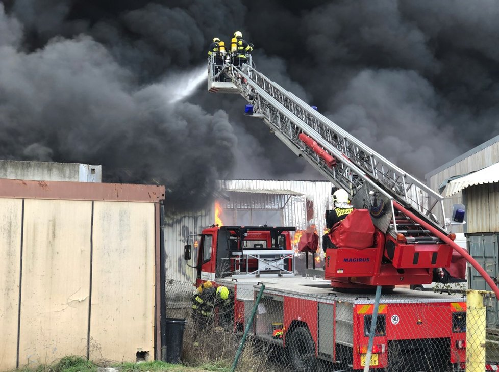 Požár průmyslové haly v Písnici, 4. 12. 2018