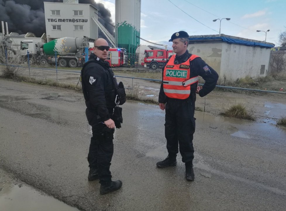 Policie při požáru haly v Pramenné ulici. 4. 12. 2018