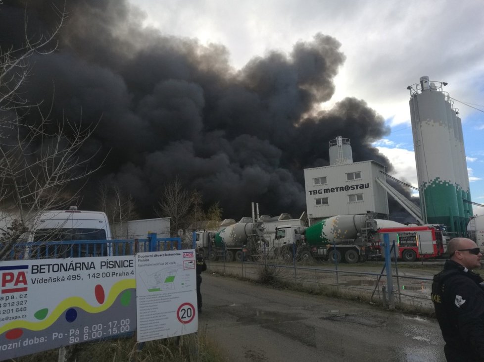 Policie při požáru haly v Pramenné ulici. 4. 12. 2018