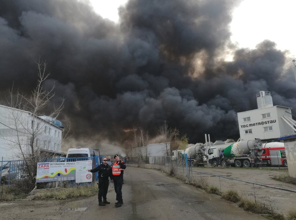 Policie při požáru haly v Pramenné ulici. 4. 12. 2018