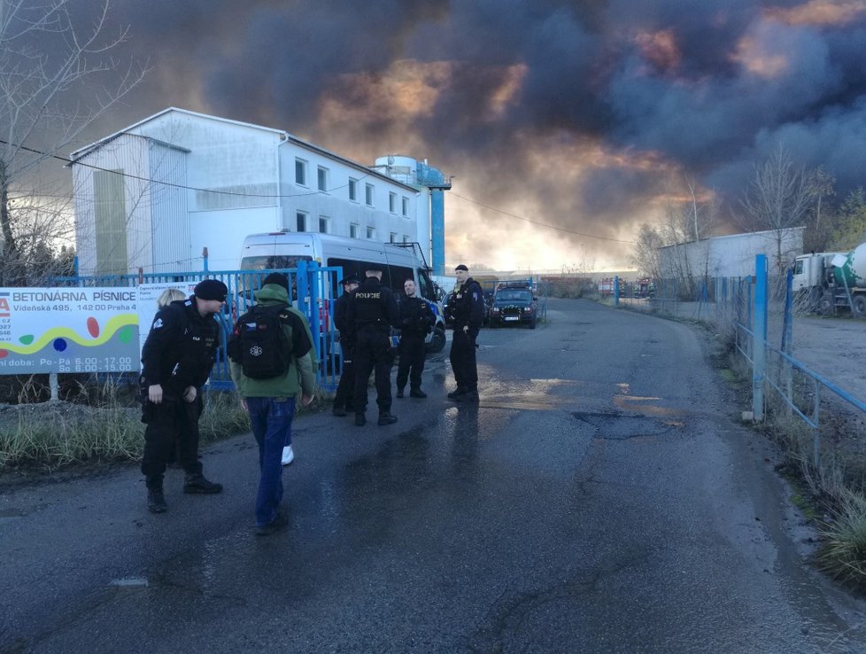 Policie při požáru haly v Pramenné ulici. 4. 12. 2018