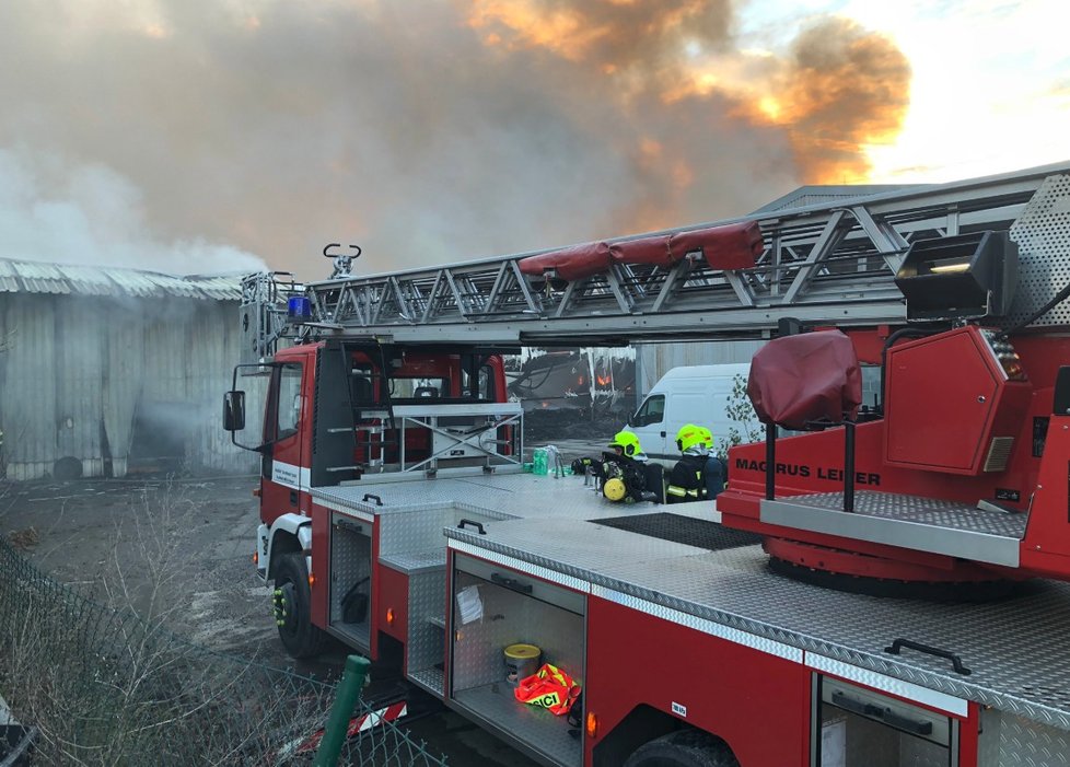 Požár průmyslové haly v Písnici, 4. 12. 2018