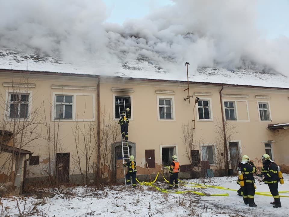 Požár bývalého pivovaru ve Stříbře na Tachovsku
