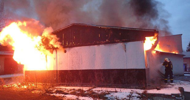 Obrovský požár uprostřed sídliště v Karlových Varech. Lidé se děsili pekelného praskotu