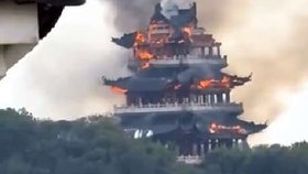 Hrozivé plameny pohltily chrám.