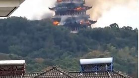 Hrozivé plameny pohltily chrám.