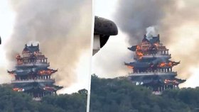 Ničivý požár srovnal budovu se zemí.